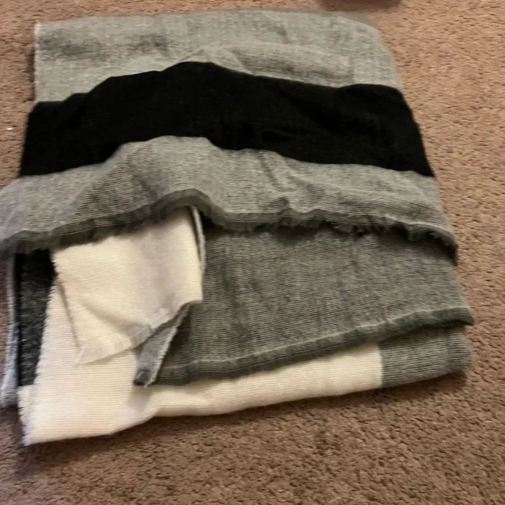 Zara OS wide scarf‎